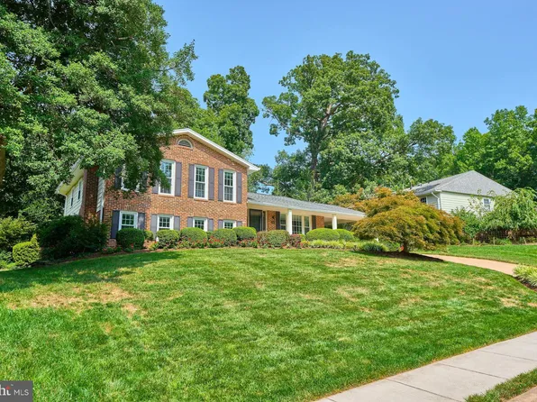 2046 Woodford Rd, Vienna, VA 22182