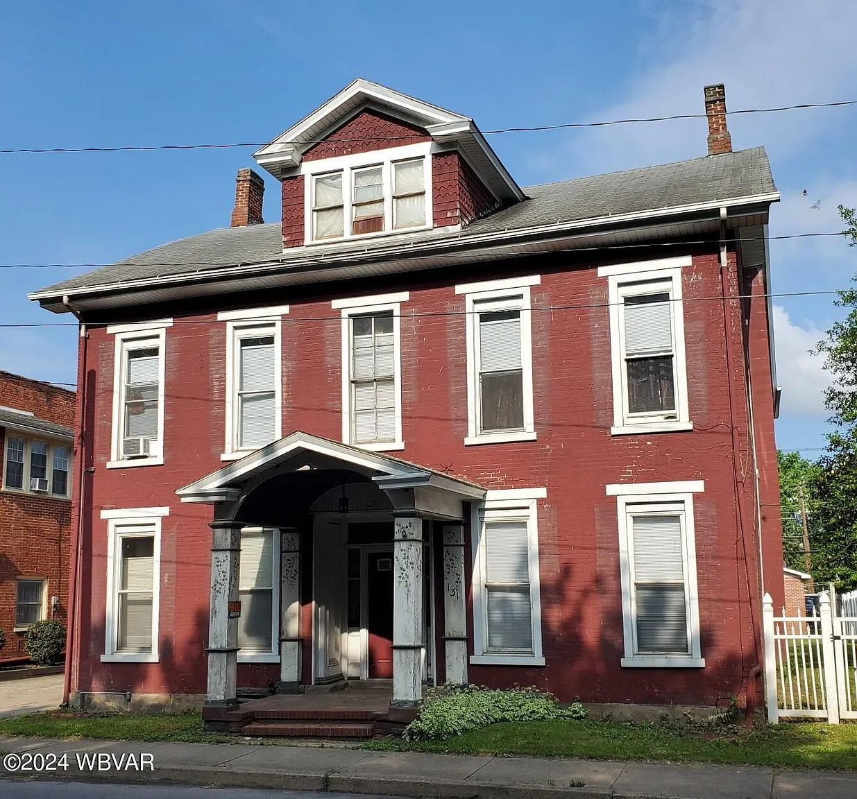 131 N Main St photo 1