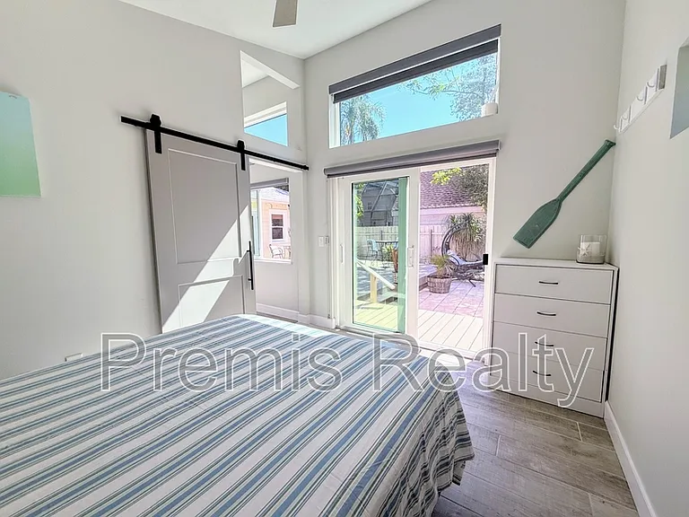 1103 Charles St — Photo 40