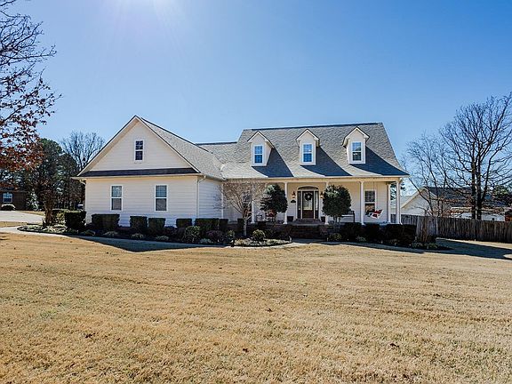 3rd image of 100 Lomond Dr