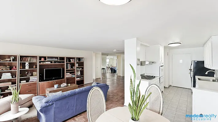 Sold by Moda Realty | media 35