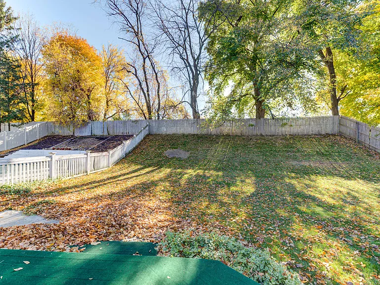 13 Cloverfield Dr — Photo 49