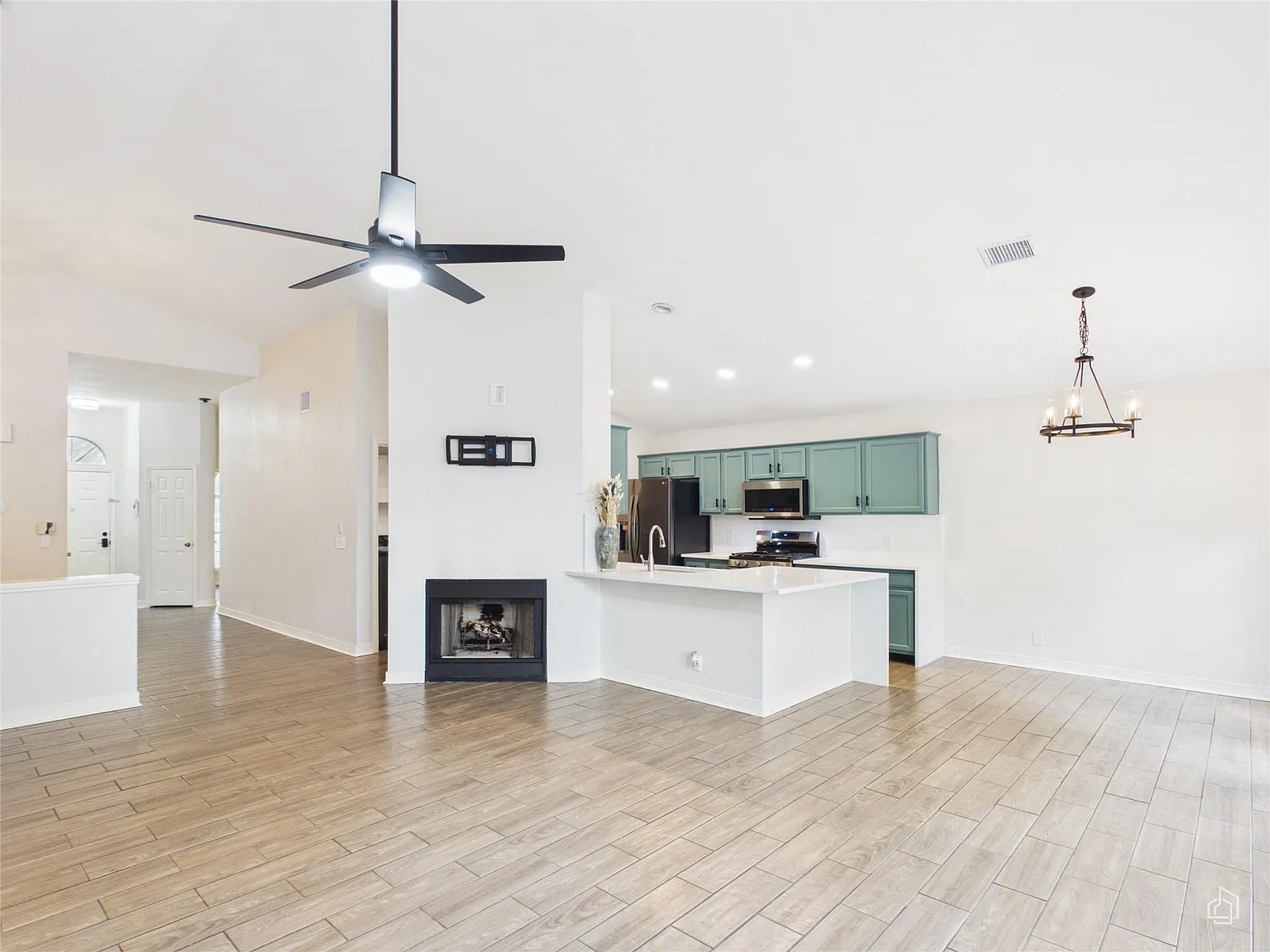 3 bed, 2.0 bath, 1559 sqft, $2,450 — Photo 4