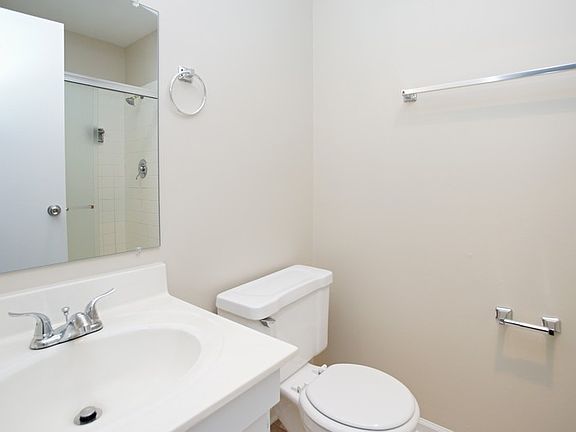 4th image of 816 W Saint James St #215