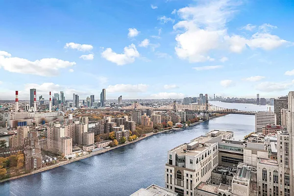 Sold by Sotheby's International Realty | media 32