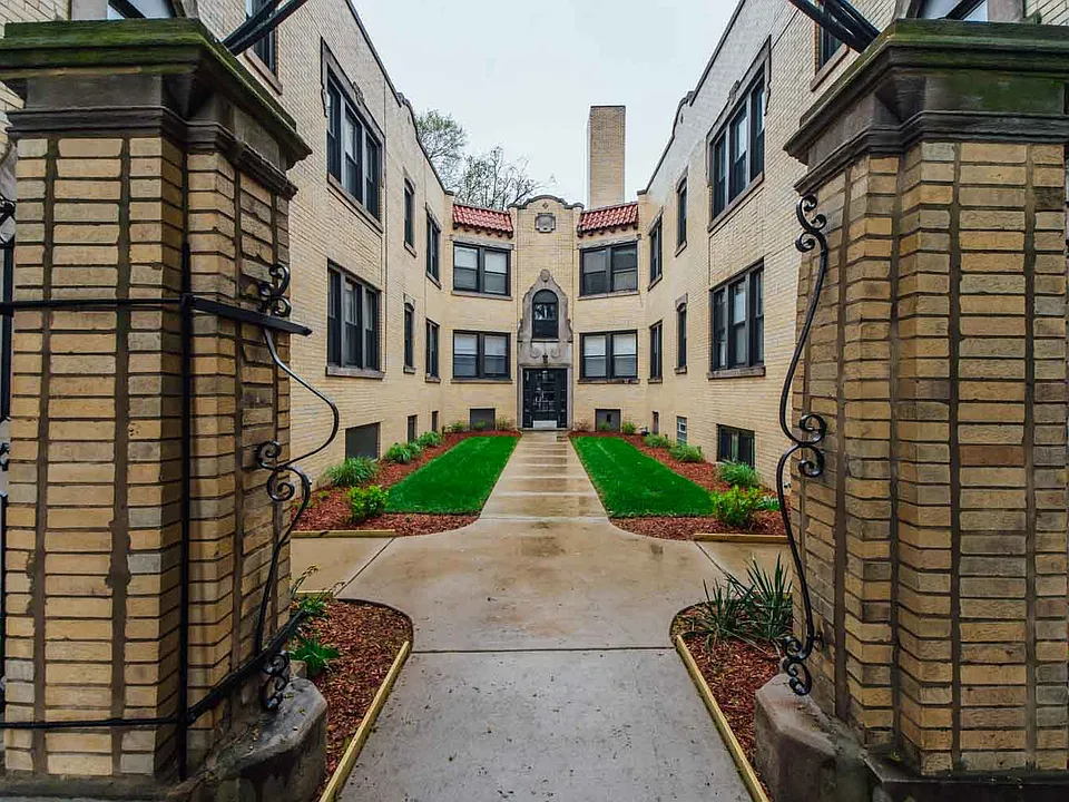 4350-58 N. Cicero Ave/4801-13 W. Montrose Ave
