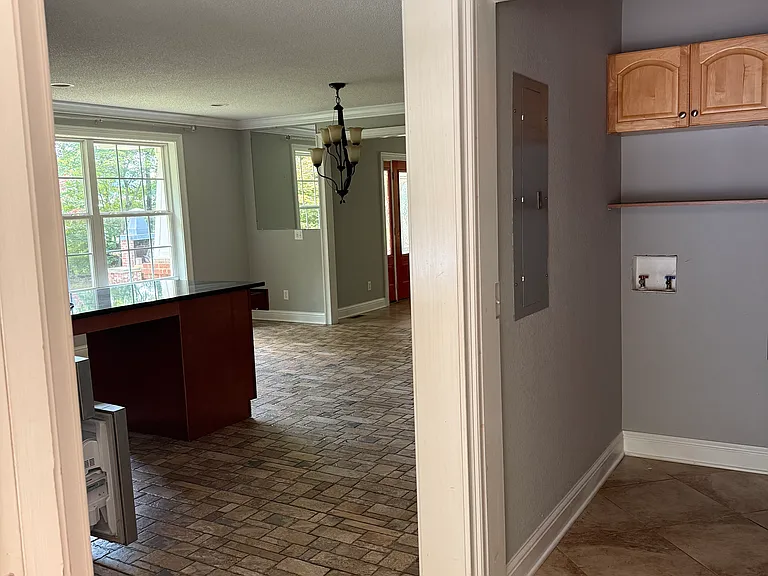 307 Hewitt Dr — Photo 3