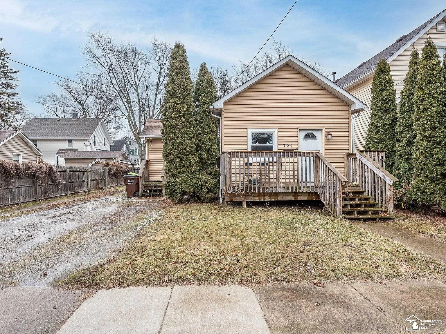 709 Adams St photo 1