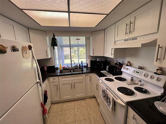 4th image of 69 Farragut Dr