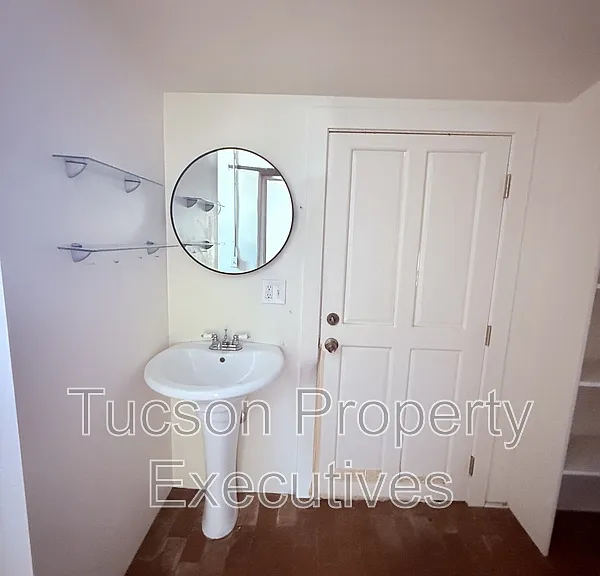 343 S Convent Ave — Photo 16