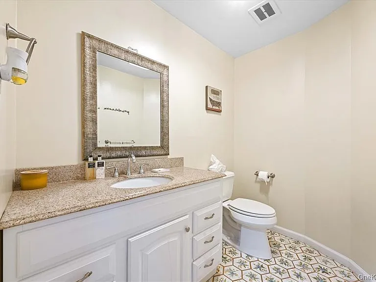 1127 Fordham Ln — Photo 23