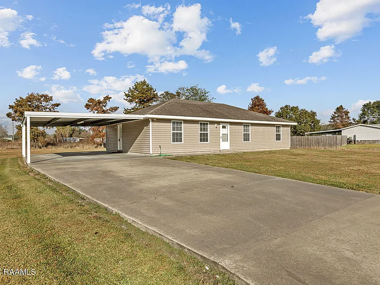 1026 Carmen Dr — Photo 2