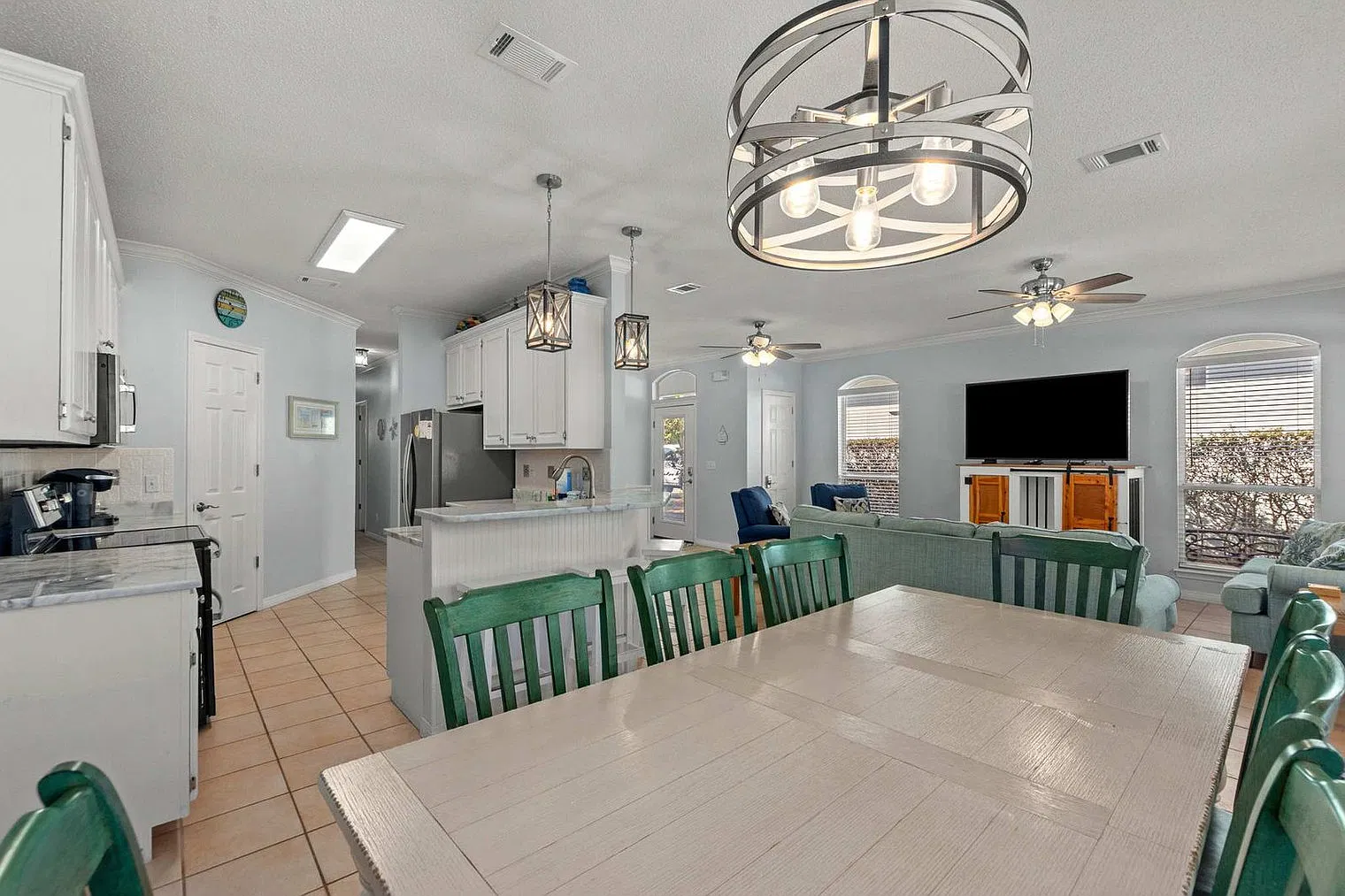 3 bed, 2.0 bath, 1646 sqft, $3,069 — Photo 4