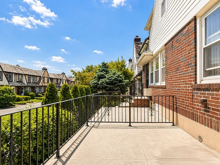 6799 Exeter St — Photo 3