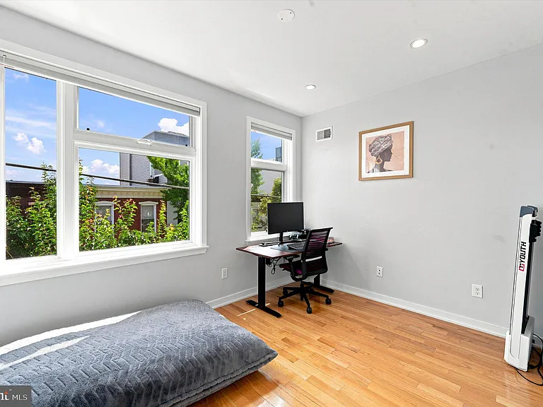 2719 Cambridge St — Photo 22