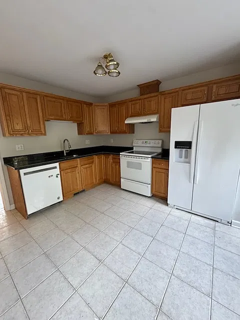 2 bed, 1.5 bath, 1000 sqft, $1,900 — Photo 2