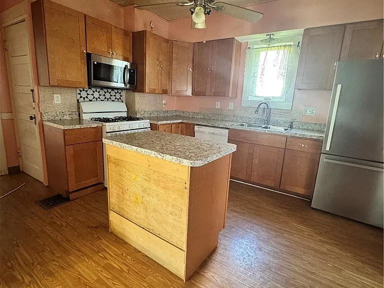2331 Midland Ave — Photo 8