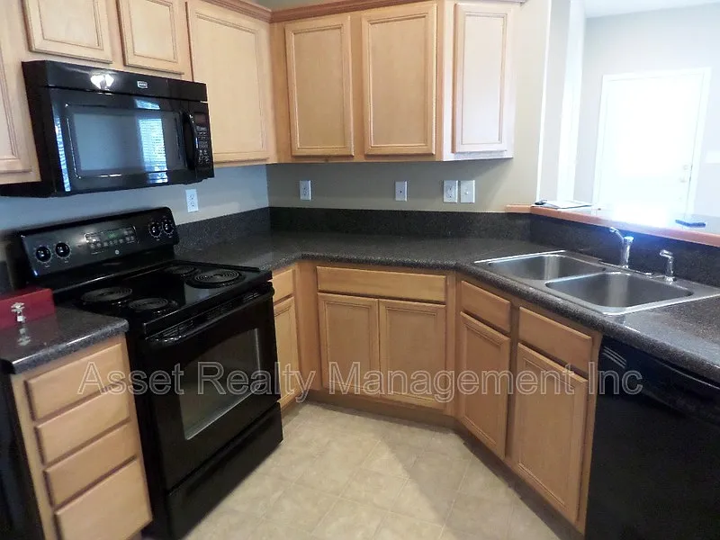 2 bed, 2.0 bath, 1028 sqft, $1,925 — Photo 3