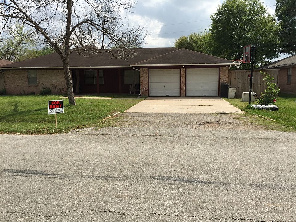 Front of the house with plenty of parking space