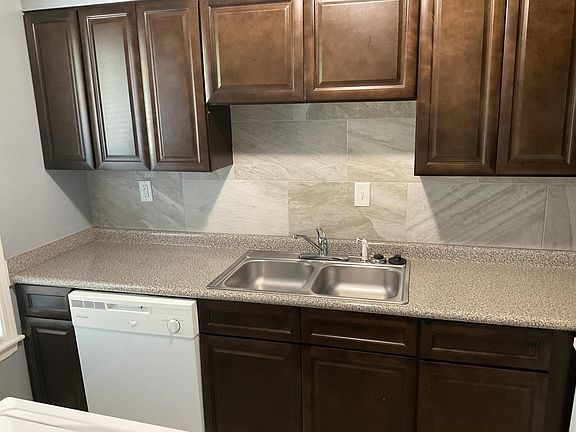 5th image of 654 Spottswood Manor Dr