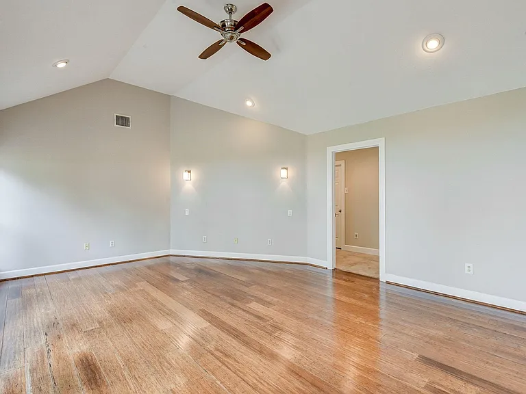 10045 Valley Dr S — Photo 22