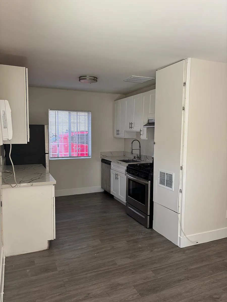 Building Photo - 1608 S Wilton Pl #1