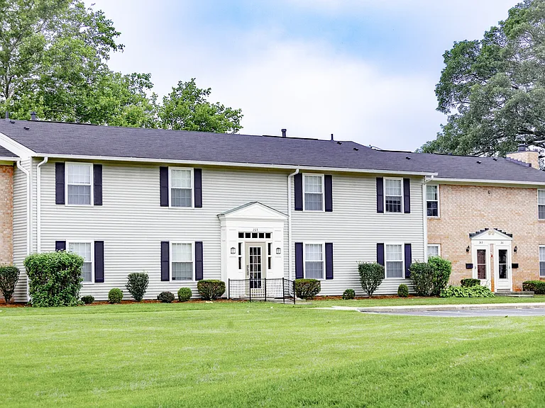 Exterior Apartment Building at Williamsburg on Lake Mishawaka
