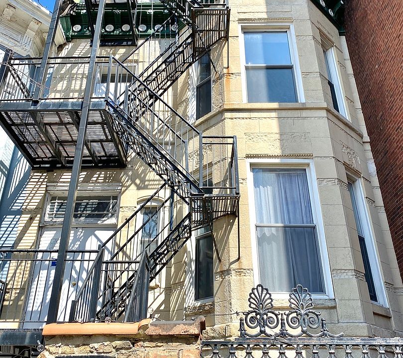 1st image of 1945 N Lincoln Ave APT 2R