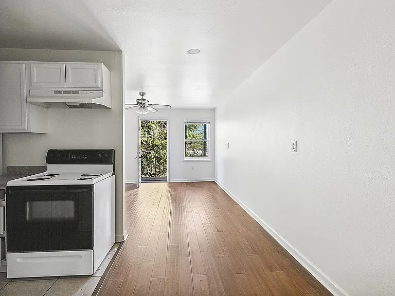 1118 Monroe St #10 — Photo 5