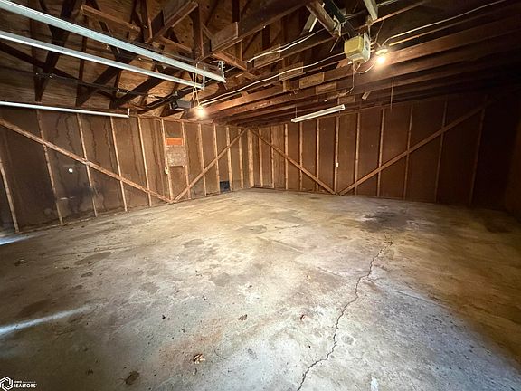 5th image of 402 W Main St
