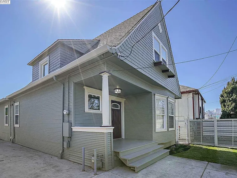 871 35th St — Photo 1