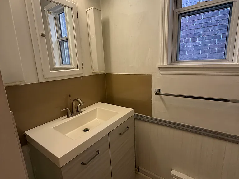 319 S 2nd St — Photo 10
