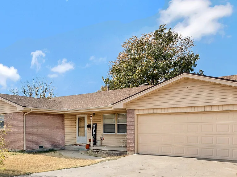 404 Holman Ln — Photo 1