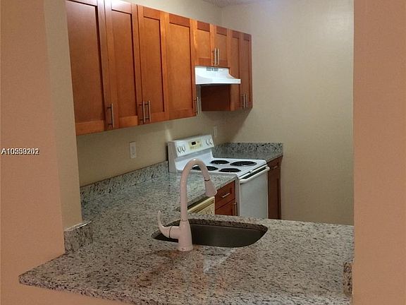 4th image of 1007 Twin Lakes Dr