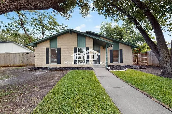 1004 Whitehall Dr — Photo 3