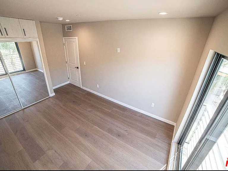 9904 Laurel Canyon Blvd — Photo 14