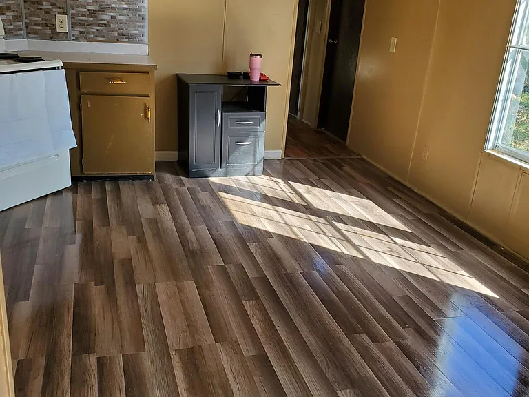 103 Redcomb Dr — Photo 2
