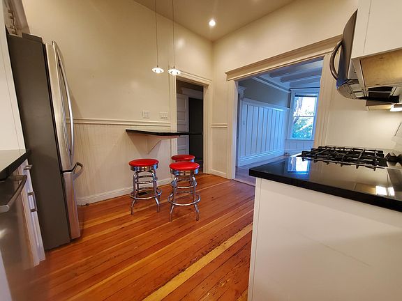 3rd image of 640 Ashbury St