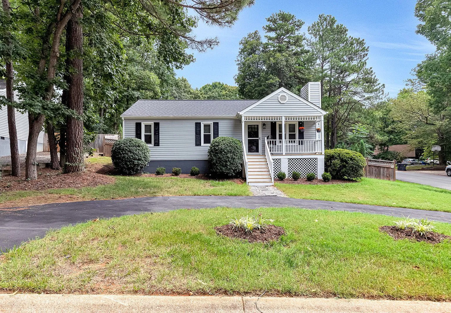 3 bed, 1.5 bath, 960 sqft, $2,495 — Photo 2