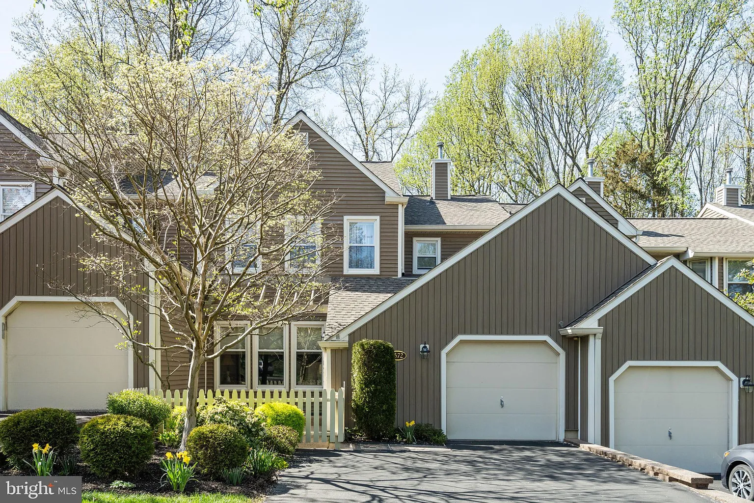 1572 Applewood Cir photo 1
