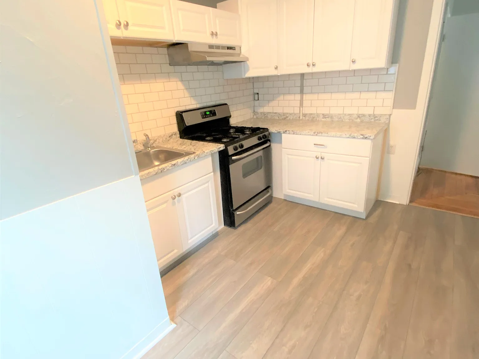2 bed, 800 sqft, $2,300 — Photo 1