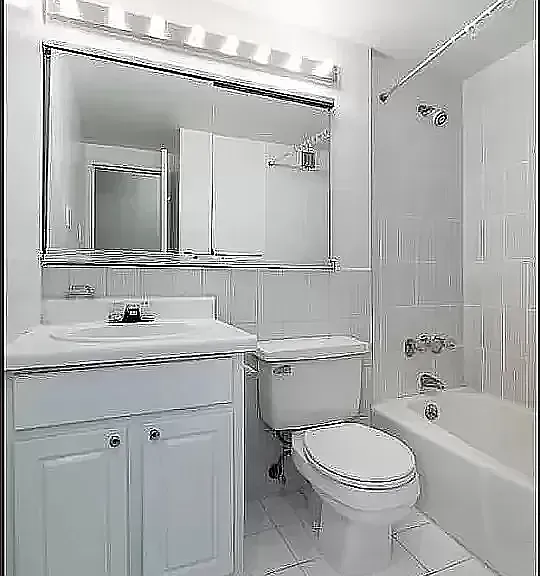 220 E 24th St #2B — Photo 4