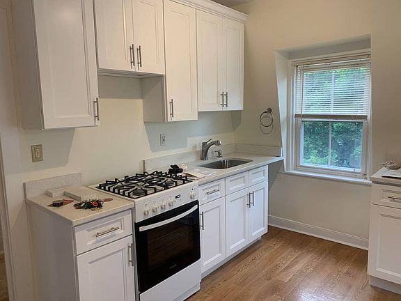 3rd image of 145 Carpenter Ave