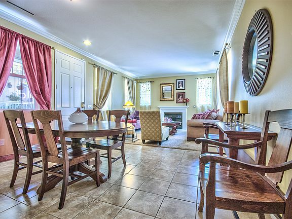 Living room/dining room