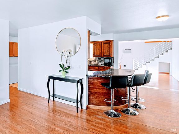 5th image of 106 Maplewood Cir
