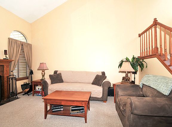 5th image of 575 Canterbury Dr