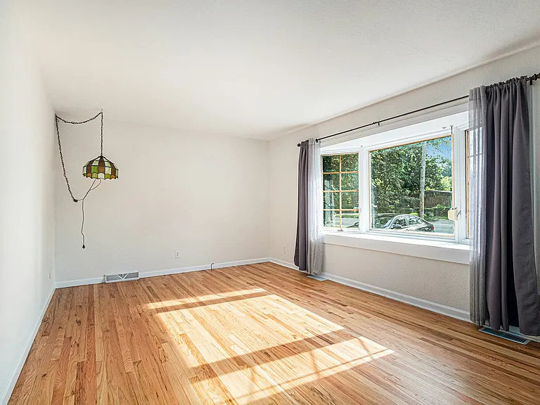 1035 N Maple Rd — Photo 5