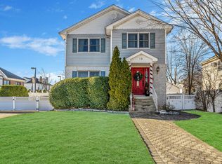 12 Barwick St, Floral Park, NY 11001