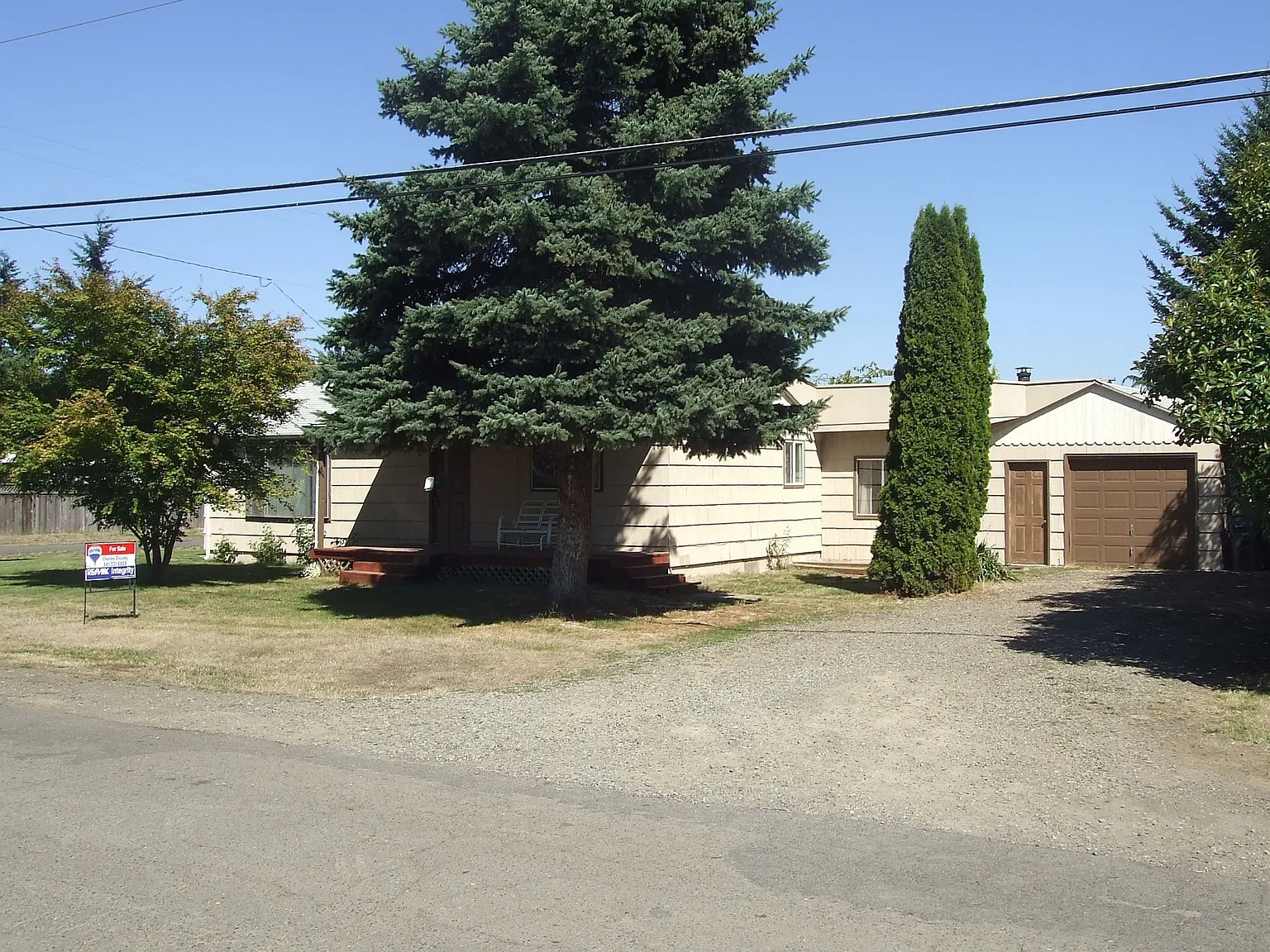 2105 Devos St photo 1