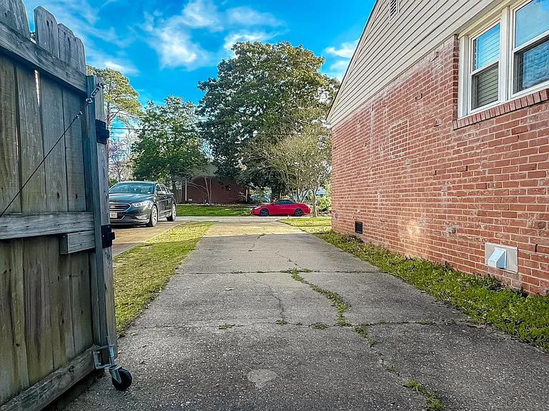 1346 Tallwood St — Photo 34